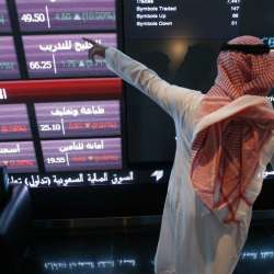 متعاملون أثناء التداول في البورصة 