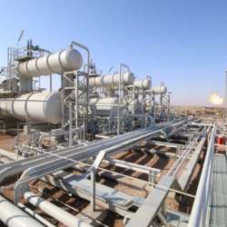 عامل يسير في حقل الرميلة النفطي في البصرة 