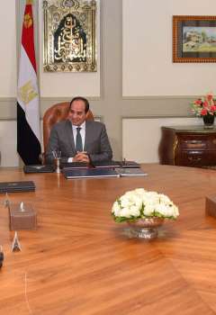 الرئيس المصري  يجتمع مع رئيس مجلس الوزراء، وزير التعليم العالي والبحث العلمي، و رئيس الهيئة الهندسية