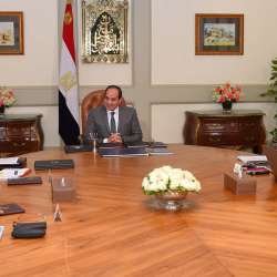الرئيس المصري  يجتمع مع رئيس مجلس الوزراء، وزير التعليم العالي والبحث العلمي، و رئيس الهيئة الهندسية