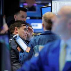 متعاملون أثناء التداول في بورصة نيويورك 