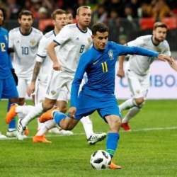 كوتينيو لاعب منتخب البرازيل يسجل هدفا في شباك روسيا خلال مباراة ودية يوم الجمعة