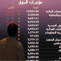 لوحة إلكترونية تعرض أسعار أسهم بالبورصة السعودية في الرياض 