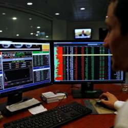متعامل سعودي يراقب اسعار أسهم بالبورصة السعودية في الرياض 