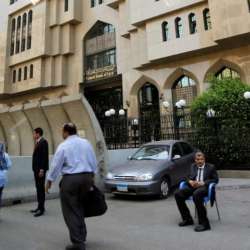 مارة أمام مقر البنك المركزي المصري في القاهرة 