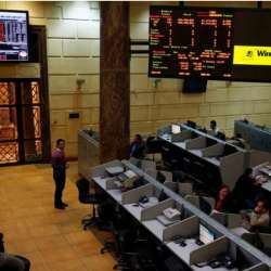 متعاملون أثناء التعامل في البورصة المصرية في القاهرة