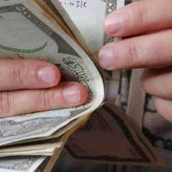 الليرة السورية تنافس الدولار