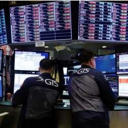 متعاملون أثناء التداول في بورصة نيويورك 