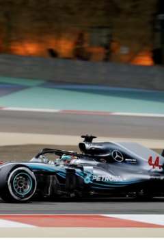 هاميلتون خلال التجارب الحرة لسباق البحرين 