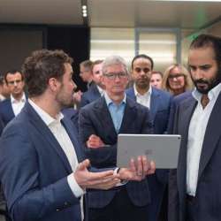 الأمير محمد بن سلمان يزور شركة آبل