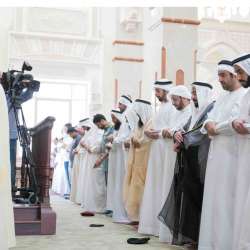 حاكم الشارقة يؤدي صلاة الظهر