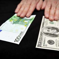 انخفاض طفيف في سعر صرف الدولار مقابل الروبل في بورصة موسكو