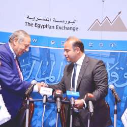 رئيس البورصة المصرية يوقع بروتوكول تعاون مع 