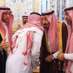 خادم الحرمين مع اسرة اللواء عبد العزيز الفغم