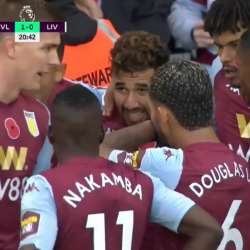 تريزيجيه يحتفل بهدفه في ليفربول