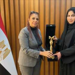 نورة السويدي تتسلم الجائزة