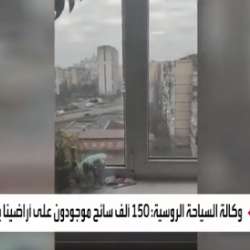 دهس دبابة روسية لسيارة