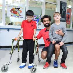 محمد صلاح مع الأطفال