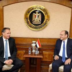 وزير التجارة مع وفد الشركة