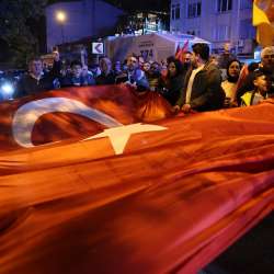 Turks stand in solidarity with Erdogan