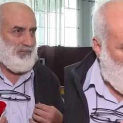 أجنبي يحمل ختم التصويت