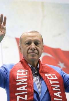 أردوغان يوجه التحية لأنصاره في غازي عنتب