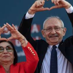 زعيم المعارضة وزوجته في أحد المؤتمرات الانتخابية