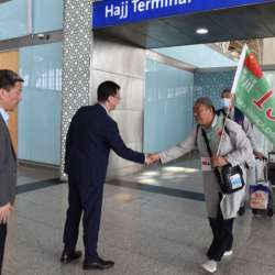 Chinese Muslims arrives