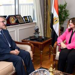 وزيرة الهجرة والقنصل