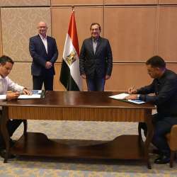 توقيع عقد