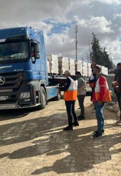 شاحنة مساعدات تعبر كرم أبو سالم