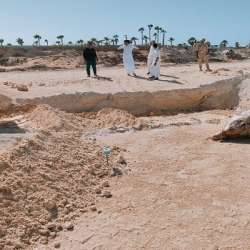 دفن الحوت النافق