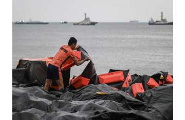 Tanker capsizes off Philippines