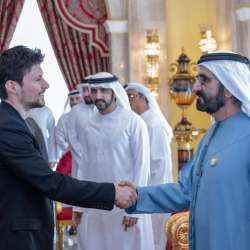 محمد بن راشد مع 