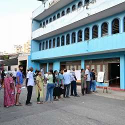 Sri Lankans commence voting