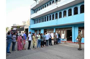 Sri Lankans commence voting