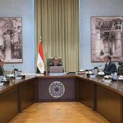 جانب من اجتماع رئيس الوزراء