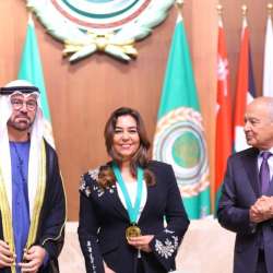 محمد القرقاوي يسلم منال عوض الجائزة