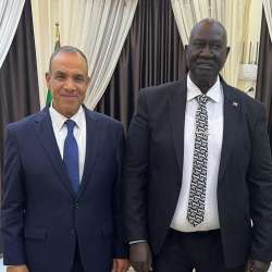 وزير خارجية مصر مع المسؤول السوداني