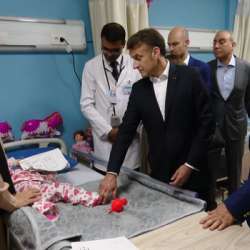 ماكرون في مستشفى العريش