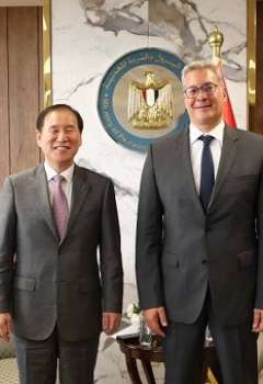 وزير البترول المصري ورئيس المؤسسة الكورية