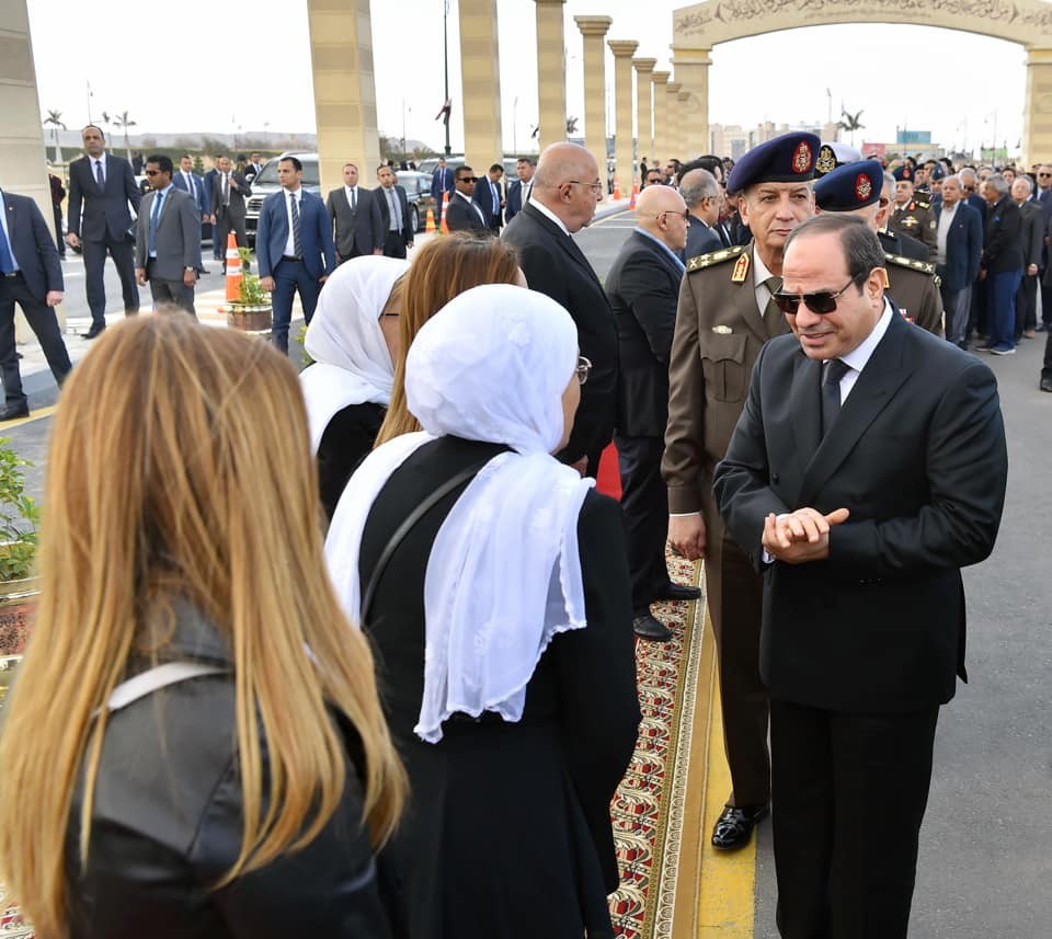 صور.. السيسى يتقدم الجنازة العسكرية لـ قائد القوات الجوية الأسبق