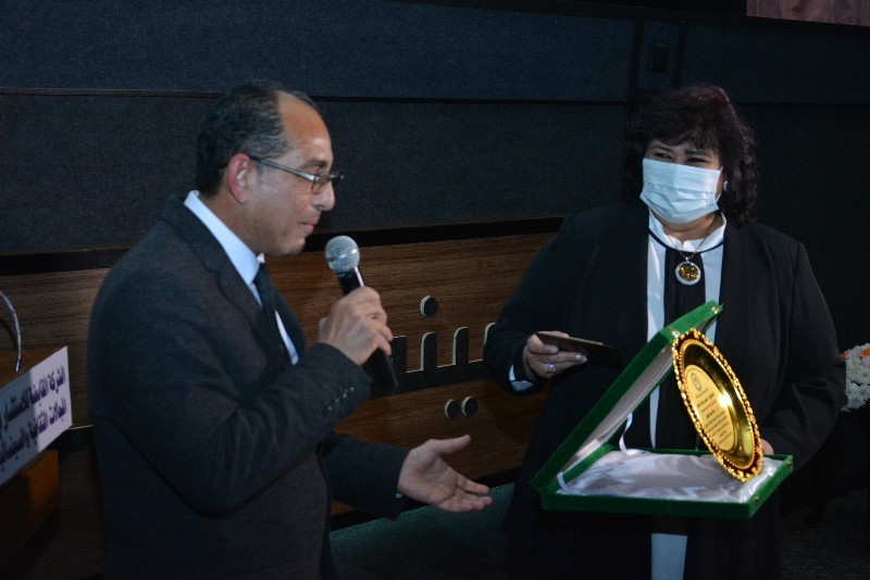 وزيرة الثقافة المصرية تكرم محافظ بورسعيد