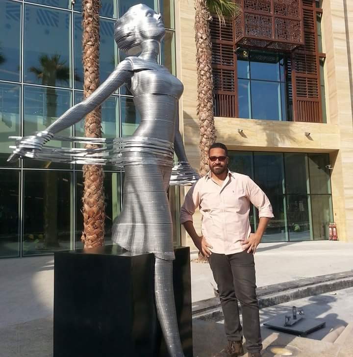 النحات أحمد موسى جوار تمثال مول مصر