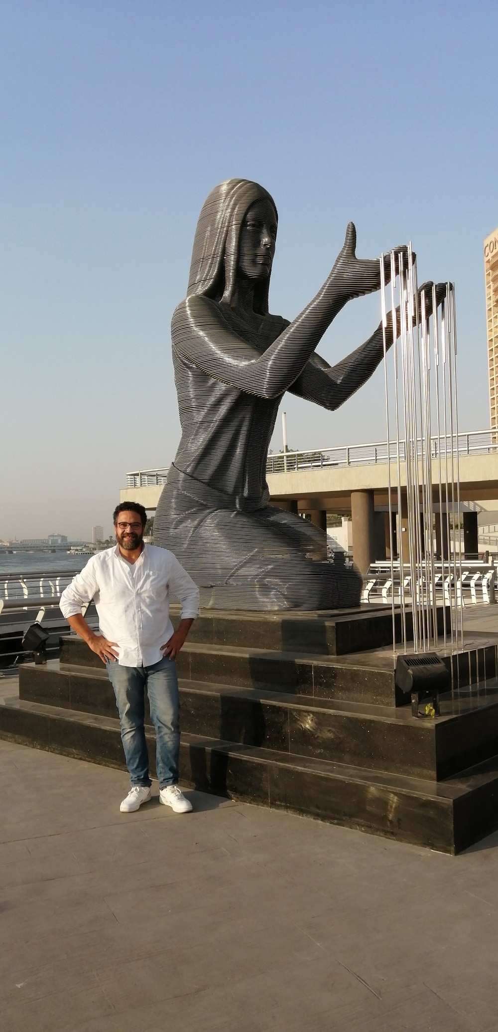 النحات أحمد موسى جوار تمثال الممشى