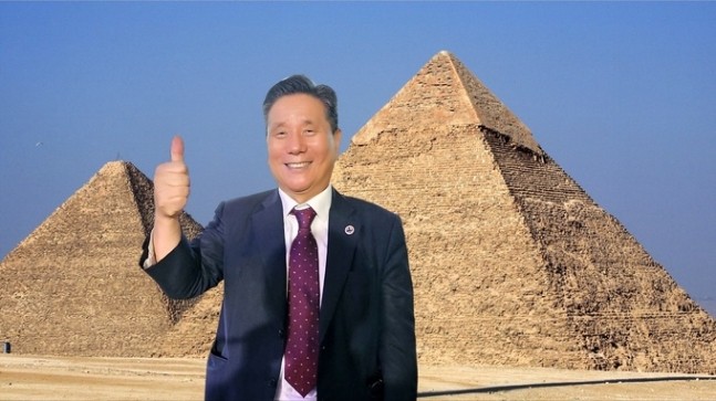 A commemorative photo taken in front of the pyramid by Chairman Kang Woong-sik, who visited Egypt early this year. (Provided by Chairman Kang Woong-sik)