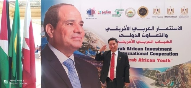 Chairman Kang Woong-sik is taking a commemorative photo in front of a large photo hanging of President Abdel Fattah el-Sisi at the event venue where he was invited to the Arab-African Investment Alliance Business Forum. (Provided by Chairman Kang Woong-sik)