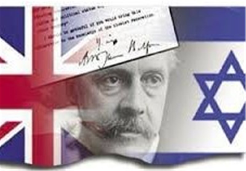 آرثر جيمس بلفور بين علمي بريطانيا وإسرائيل (صورة مركبة)