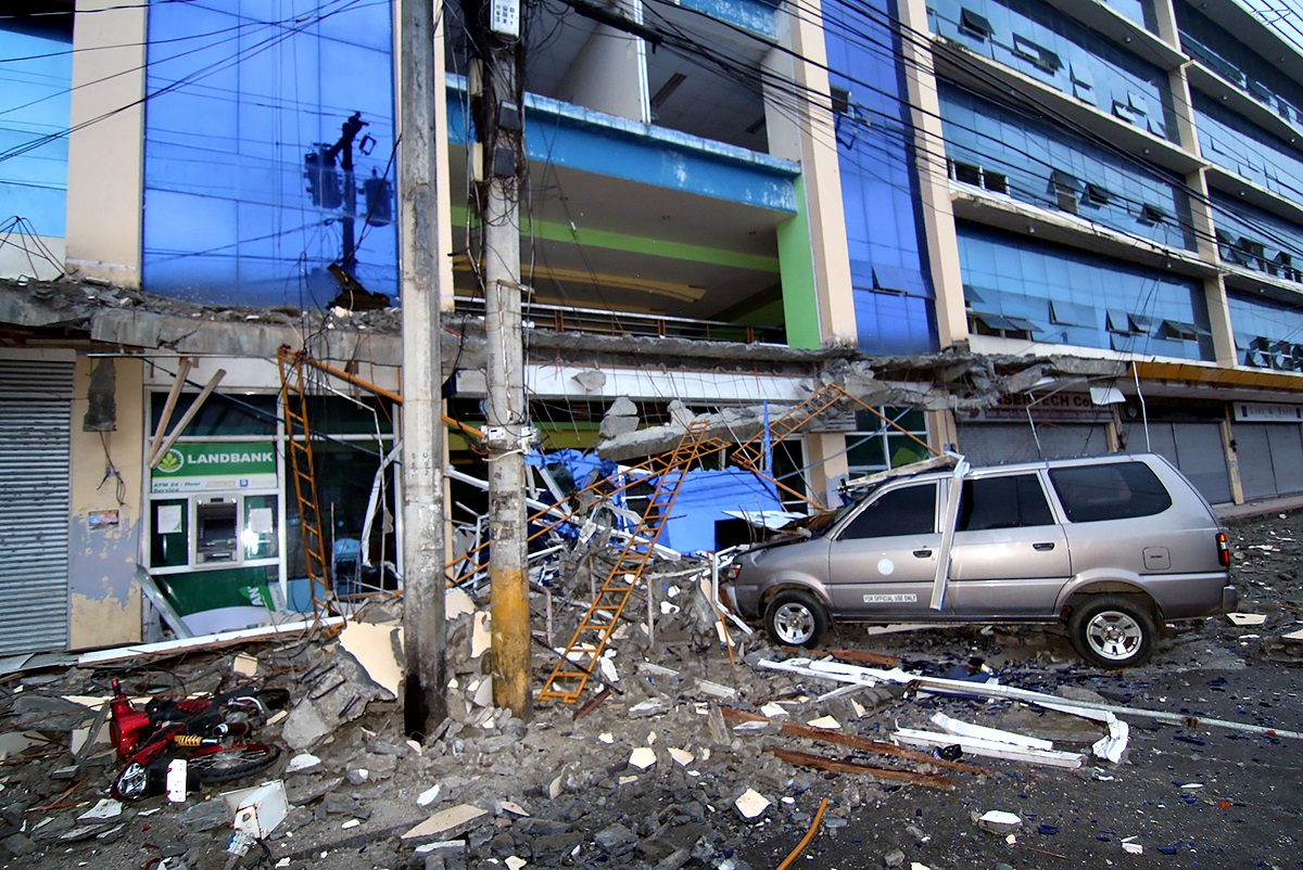 واجهة شركة مدمرة بعد زلزال