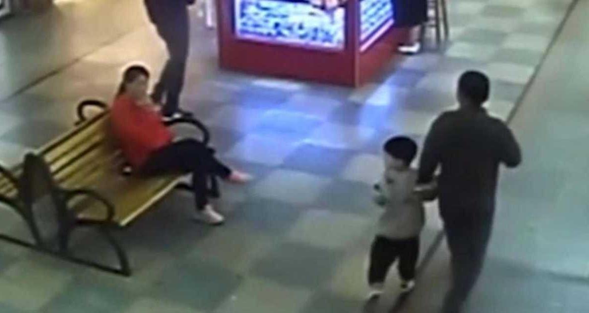 لحظة رصد الطفل مع أحد الخاطفين في أحد المراكز التجارية.